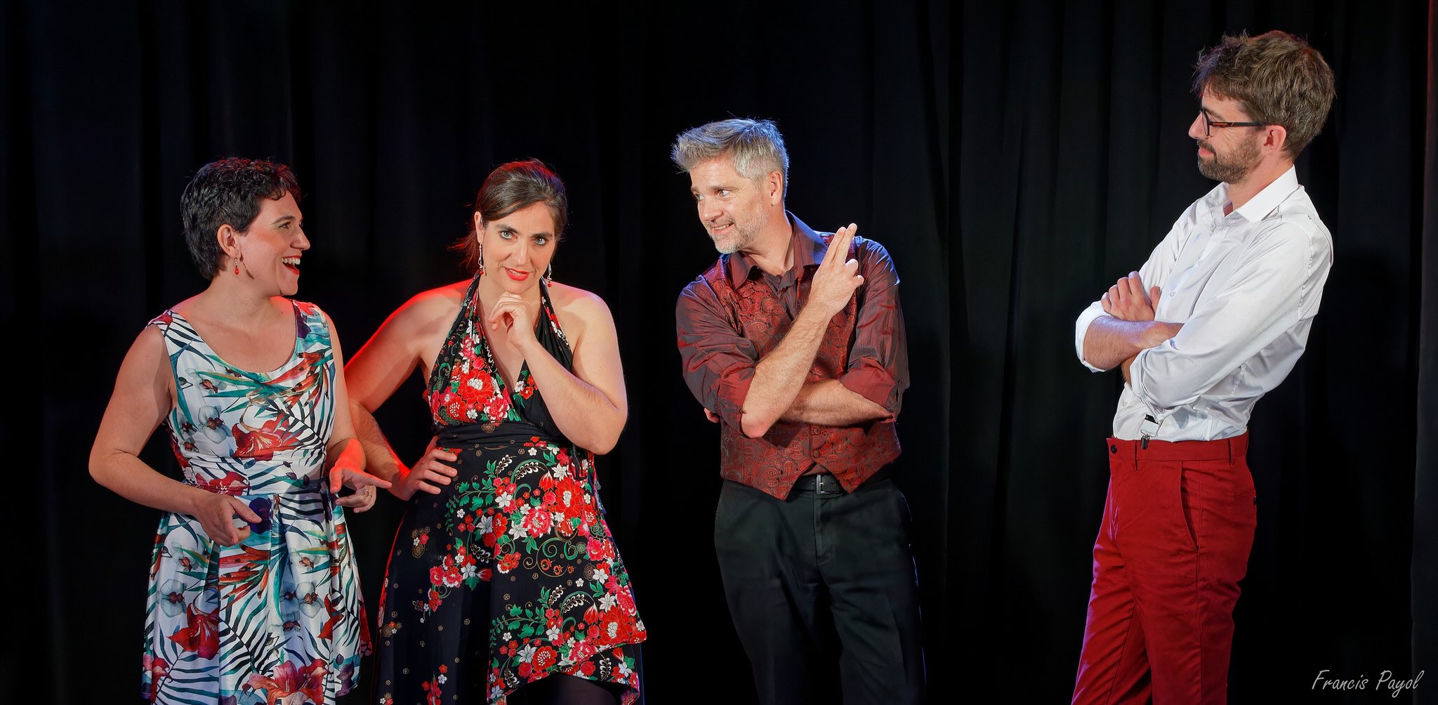 Anaël Ben Soussan chantant sur scène avec le Quatuor Vadriel